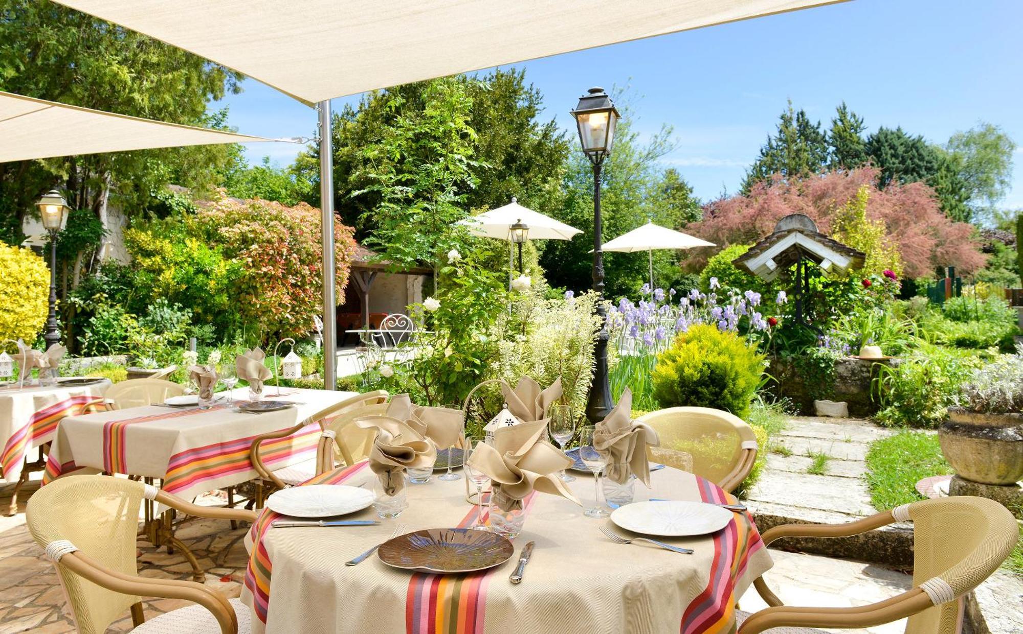 Logis Auberge Du Centre Chitenay Exterior foto